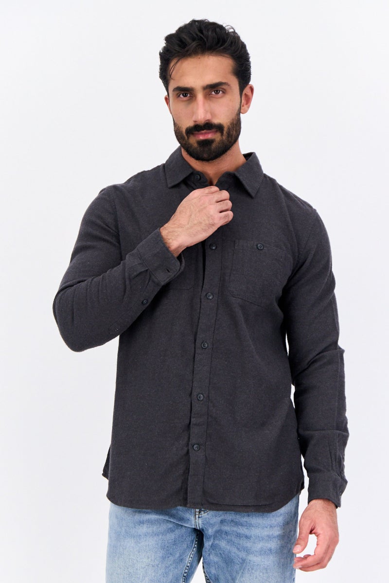 GAP قميص كاجوال للرجال بأكمام طويلة وقصة عادية، رمادي غامق - Image 1