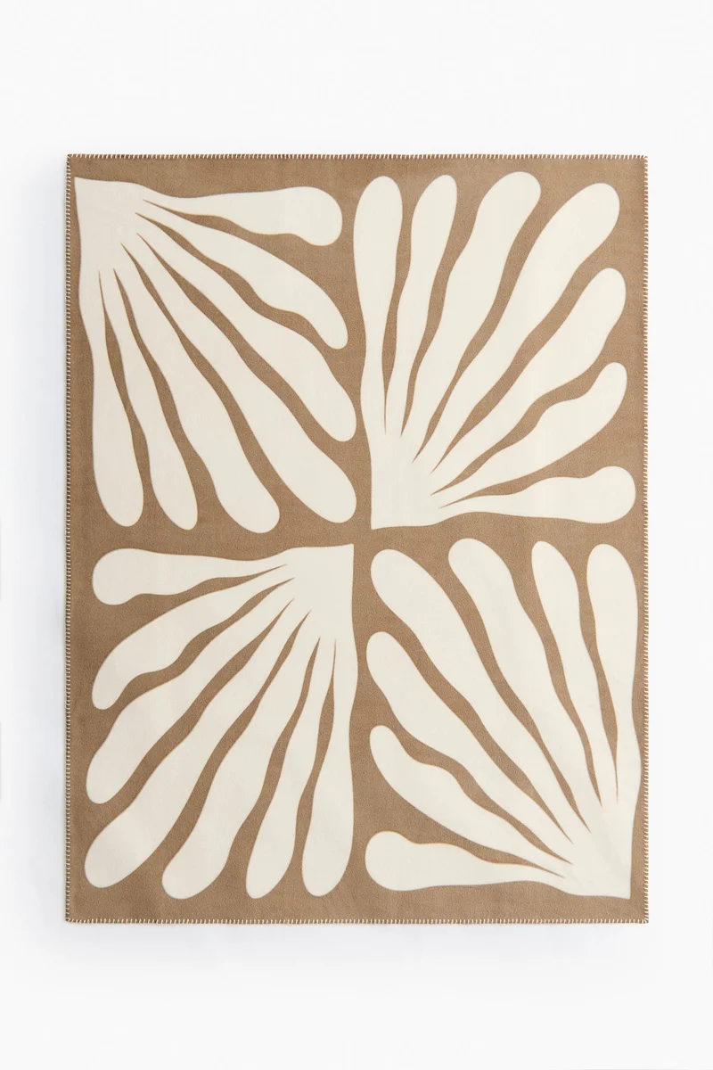 اتش اند ام بطانية من الفليس المزين بنقوش