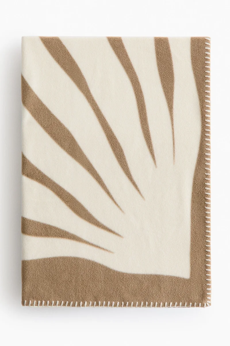 اتش اند ام بطانية من الفليس المزين بنقوش