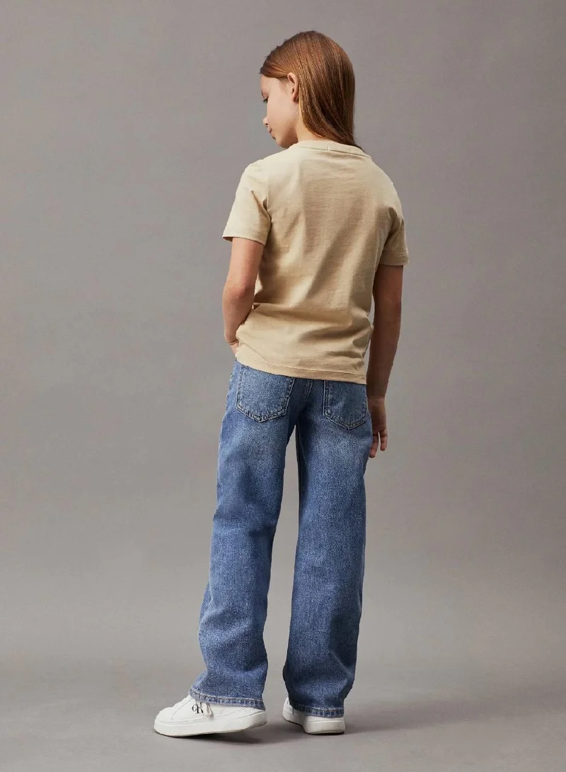 كالفن كلاين جينز تيشيرت مزين بشعار العلامة التجارية للجنسين