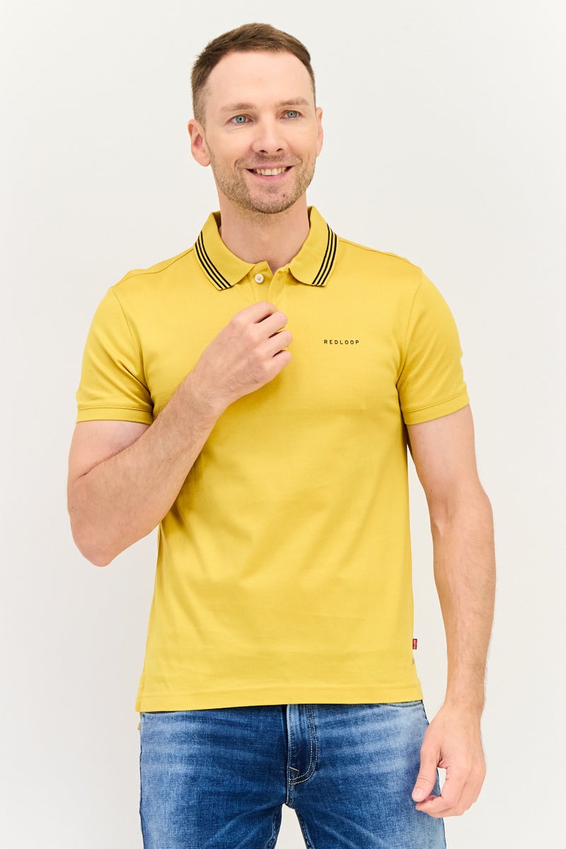 Levi's قميص بولو قصير الأكمام من ليفيس × ريدلوب للرجال بتصميم عادي، لون خردل - Image 1