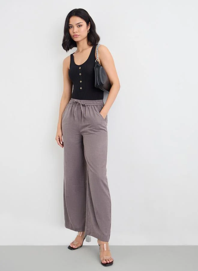 ستايلي بنطال بأرجل واسعة بمطهر دنيم مع أربطة