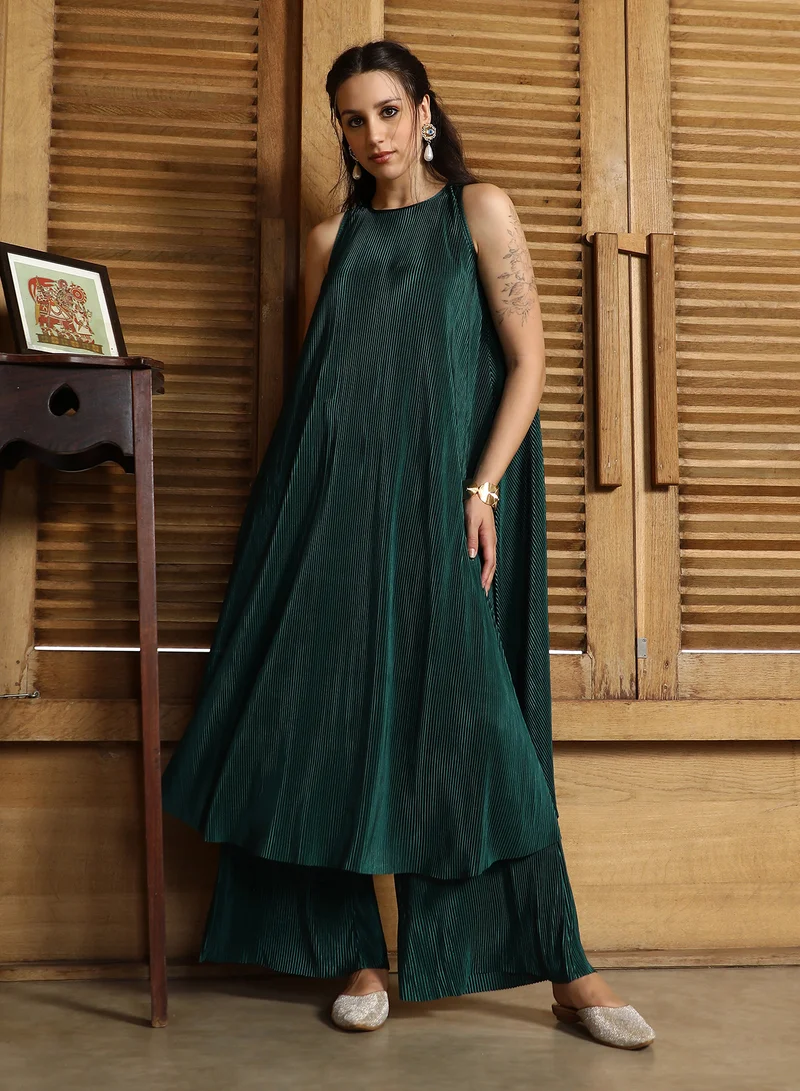  قصة Qissa Women's Emerald Green Solid Pleated-Halter Co-Ord Set For Casual Wear | Halter Neck | Sleeveless | 2 Piece Kurta Set Designed With Comfort Fit For Everyday Ethnic Wear