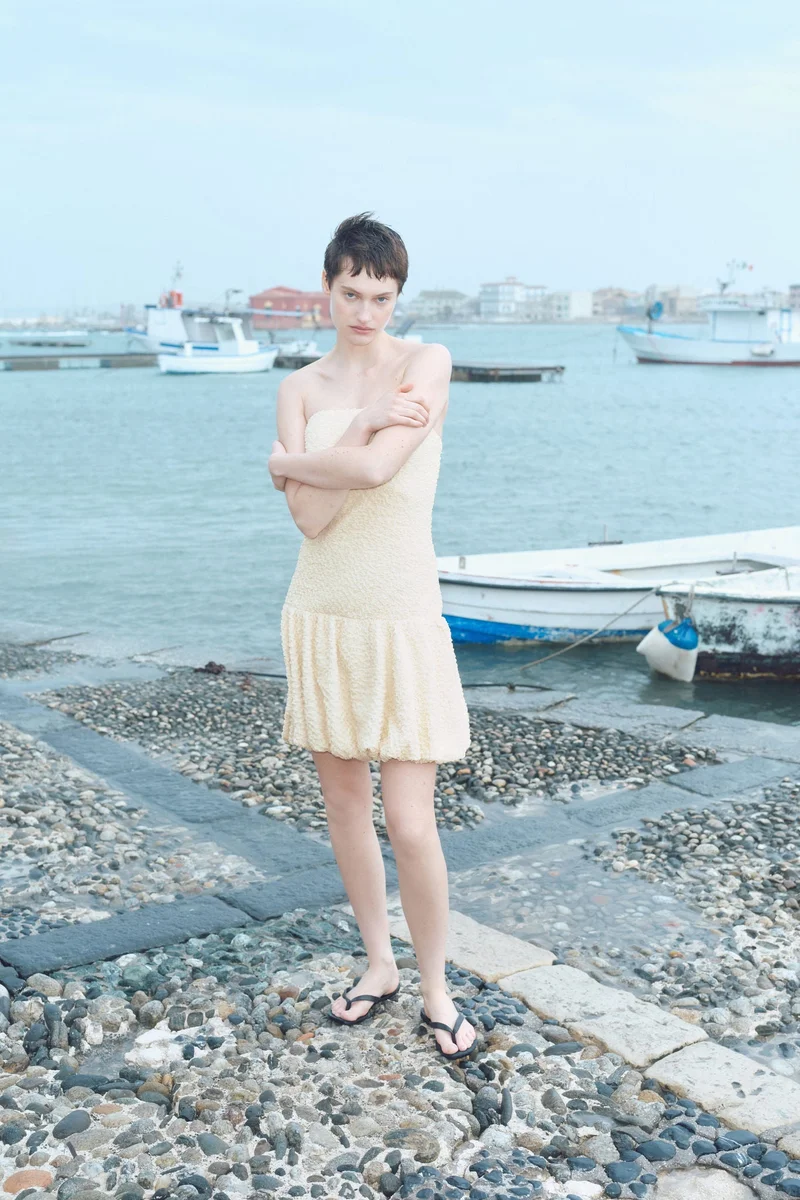 اتش اند ام فستان مكشوف عند الأكتاف بحافة منفوخة