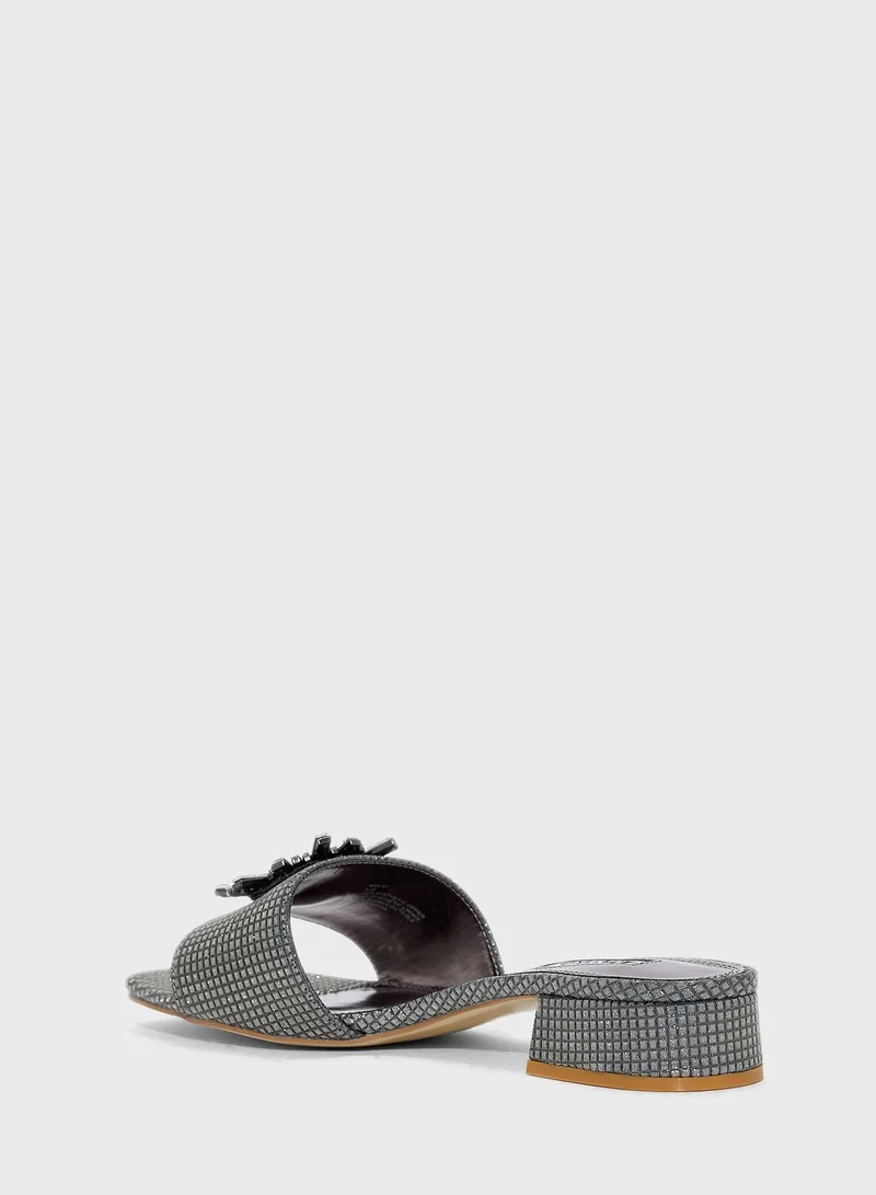 ديون لندن Nailah Low Heel Sandals