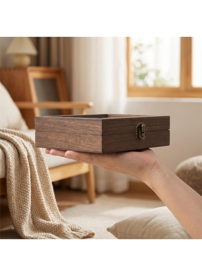 صندوق مجوهرات خشبي ومنظم لخواتم وأقراط وبروشات وأساورعلبة عرض بزجاج شفاف عالي الدقة وبطانة مخملية ناعمة – 7 صفوف للفات الخواتم تستوعب أكثر من 30 خاتم أو أقراط، و9 مربعات لتخزين الأساور والبروشات والأقراط الطويلة دون تشابك – تصميم كلاسيكي أنيق من الخشب الداكن مقاوم للرطوبة – مناسب للسفر والاستخدام اليومي - 20×15 سم - Image 4