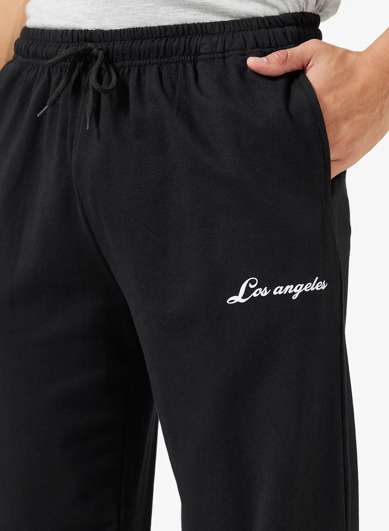 سفنتي فايف بيسيكس سراويل رياضية فضفاضة مطبوعة بشعار وأساور