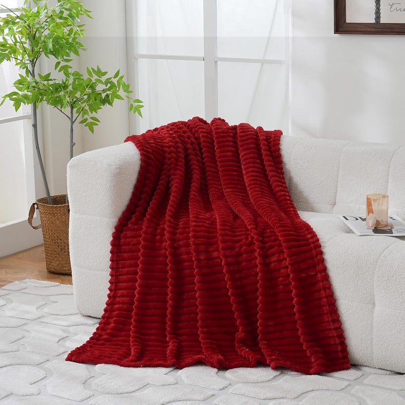 Linecooo بطانية من الصوف باللون الأحمر، مقاس 108” × 90”， مناسبة للأريكة أو السرير، ناعمة جدًا ومريحة، مصنوعة من القطن الميكروفيبر مع تصميم خطوط، خفيفة الوزن، مناسبة للبالغين والنساء والفتيات. - Image 4
