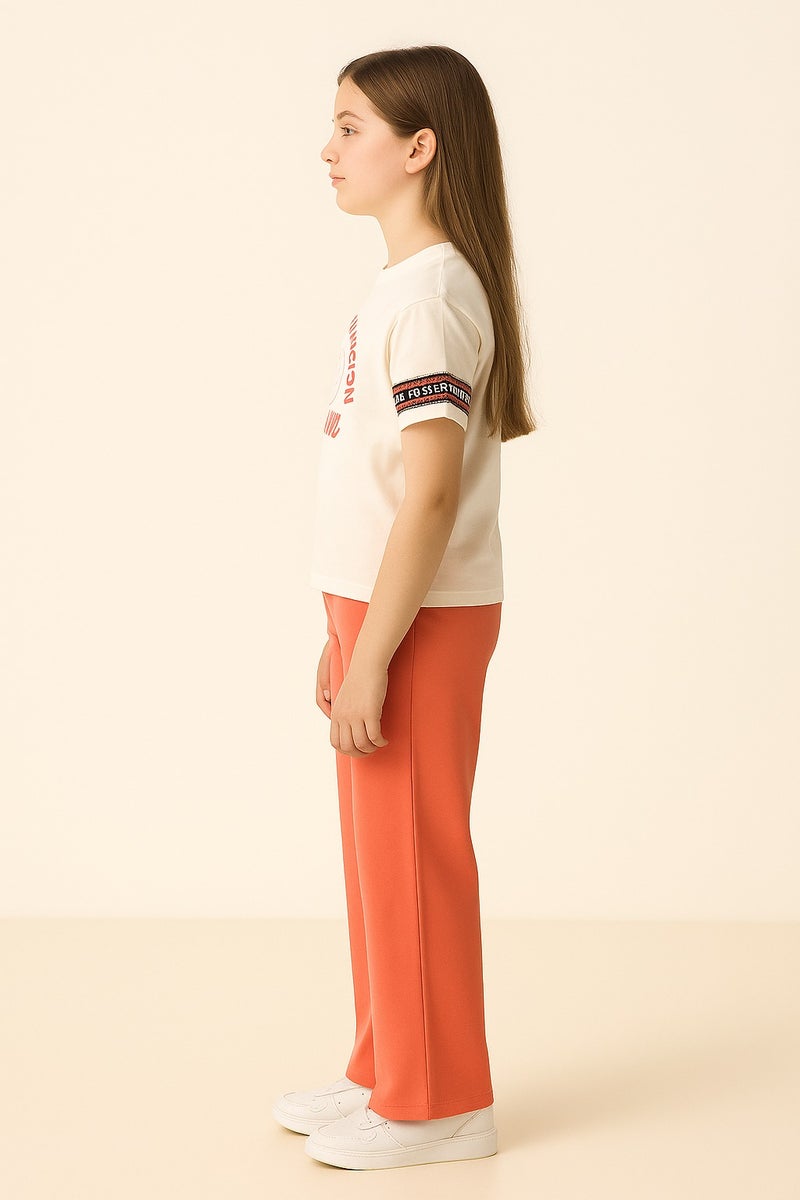 فكتور اند جين طقم بناتي قطعتين - بلوزة بطبعة شعار مع بنطال مطابق - أنيق ومريح - قصة مريحة - Image 5