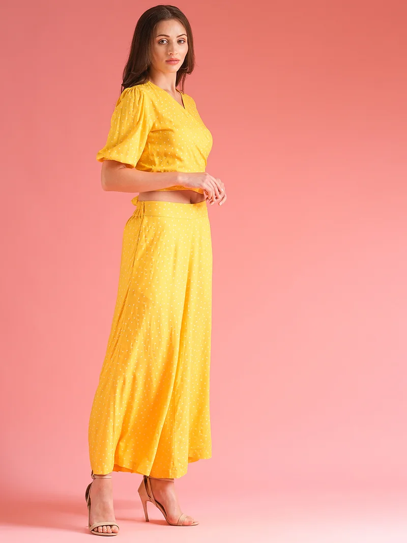 جلو باص طقم نسائي بلوزة بياقة ملفوفة وربطة خلفية مع بنطلون بالازو من جلوبس أصفر