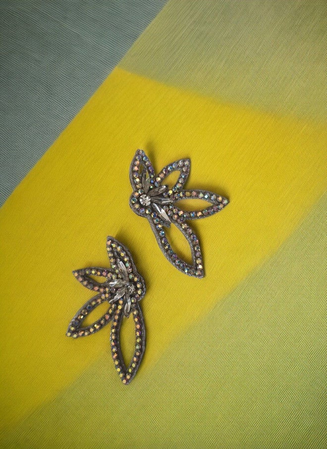 Priaansha Creations أقراط دروب عصرية مزينة بالأحجار الكريمة من PRIAANSHA CREATIONS بلون فضي - Image 3