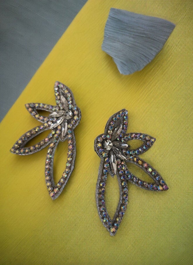 Priaansha Creations أقراط دروب عصرية مزينة بالأحجار الكريمة من PRIAANSHA CREATIONS بلون فضي - Image 2