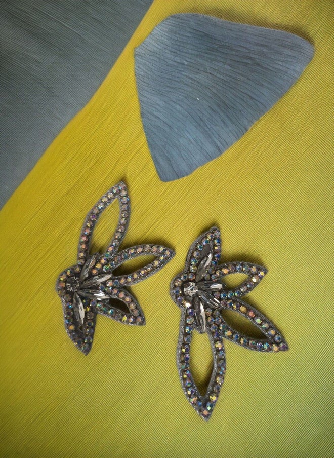 Priaansha Creations أقراط دروب عصرية مزينة بالأحجار الكريمة من PRIAANSHA CREATIONS بلون فضي - Image 1