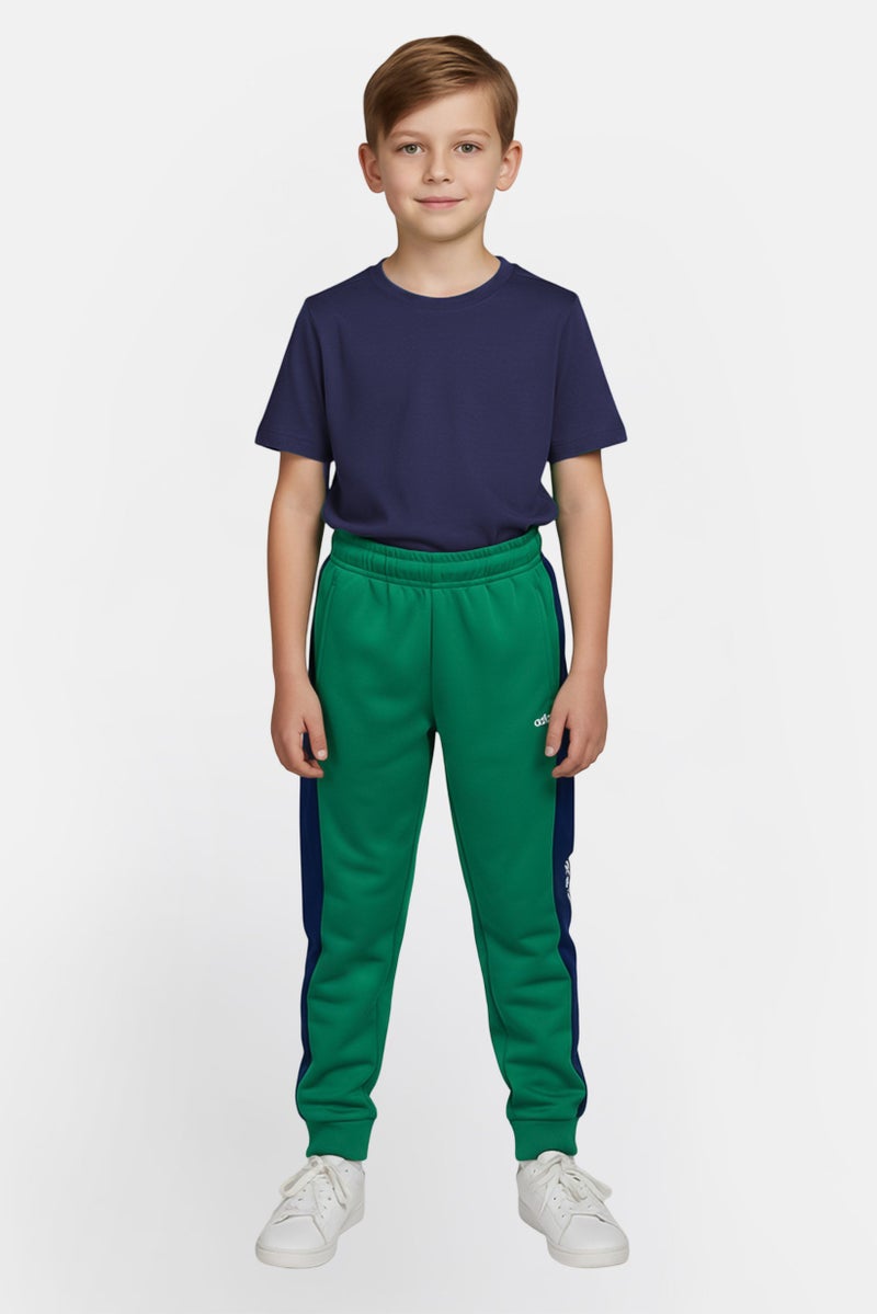 Adidas سروال رياضي خارجي للأطفال الأولاد بشعار العلامة التجارية، متعدد الألوان - Image 1