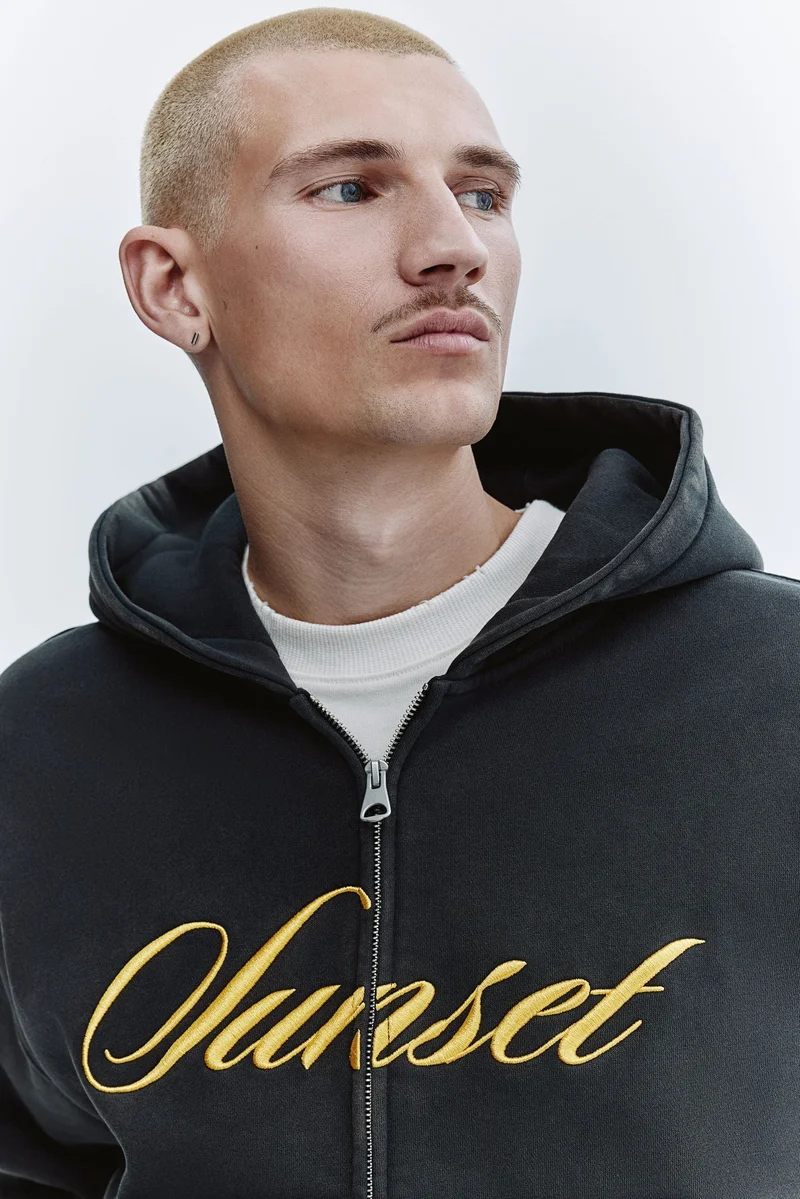 اتش اند ام هودي بقصّة فضفاضة