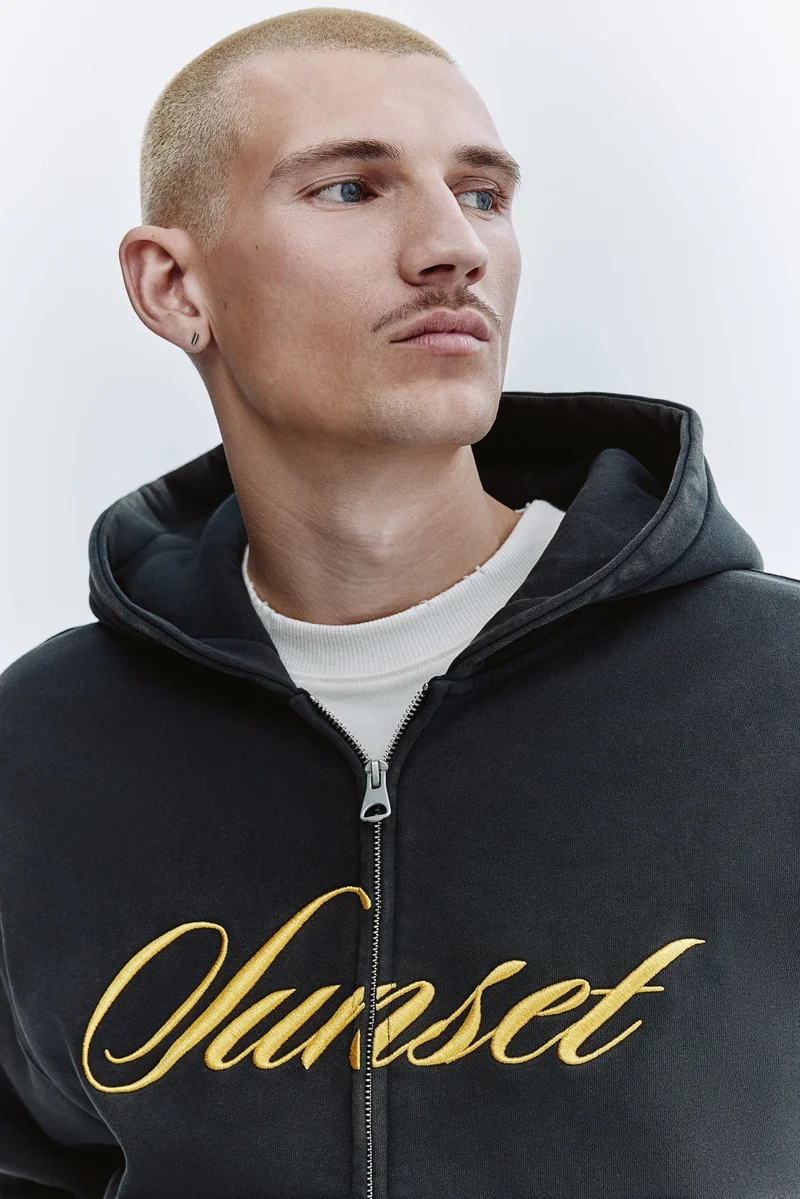 اتش اند ام هودي بقصّة فضفاضة