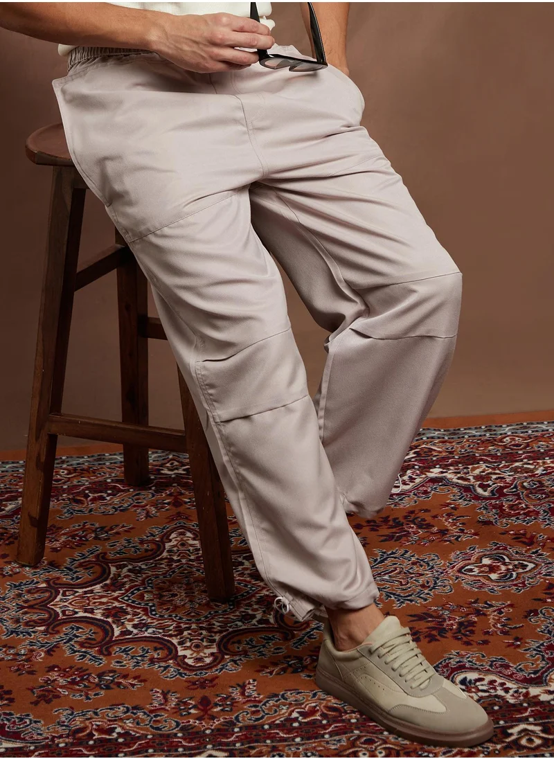 Campus Sutra Campus Sutra Men's Saltbox Beige Panelled Parachute Trousers For Casual Wear | Mid-Rise | Relaxed Fit | Elasticated Waist Closure | Cargo Pants Crafted With Comfort Fit For Everyday Wear