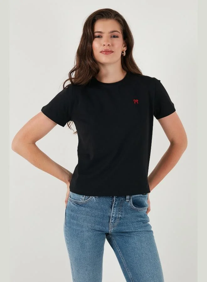 ليلا تيشيرت نسائي قطن ليلى بقصة ضيقة وياقة دائرية وتطريز بسيط