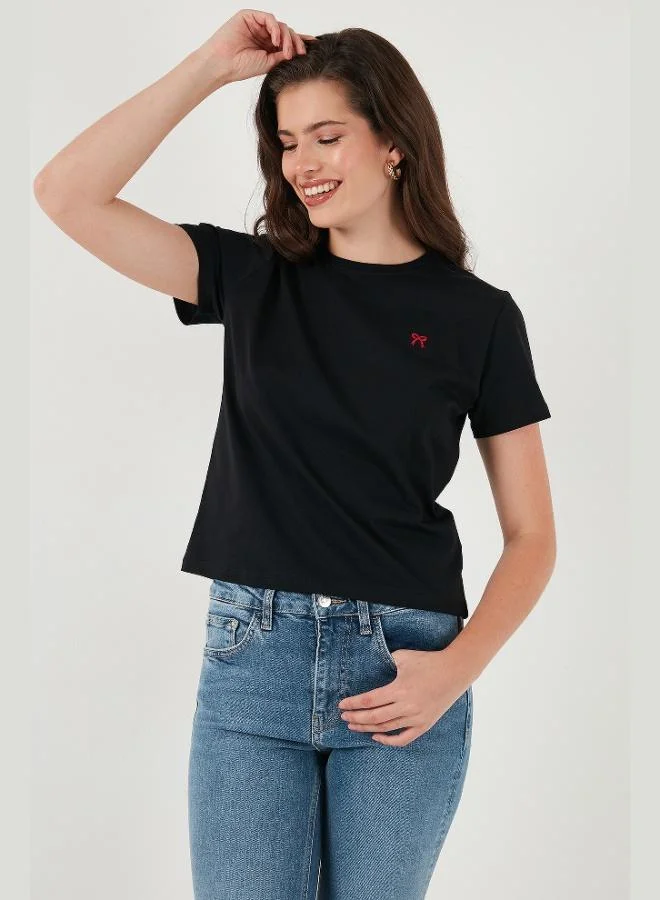 Lela Lela Cotton Slim Fit Crew Neck Minimal Embroidered Detailed T Shirt Women's T SHIRT 5866398