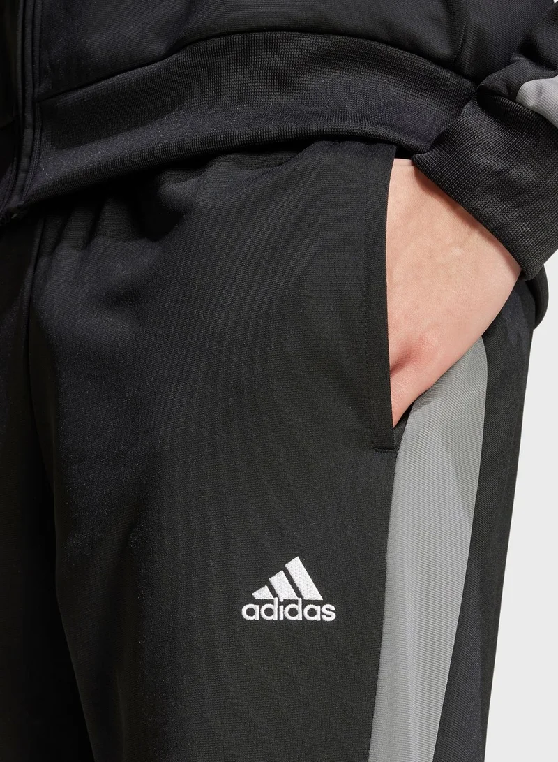 adidas بدلة رياضية SPW مزينة بشعار صغير من التريكو بتصميم كتل ألوان