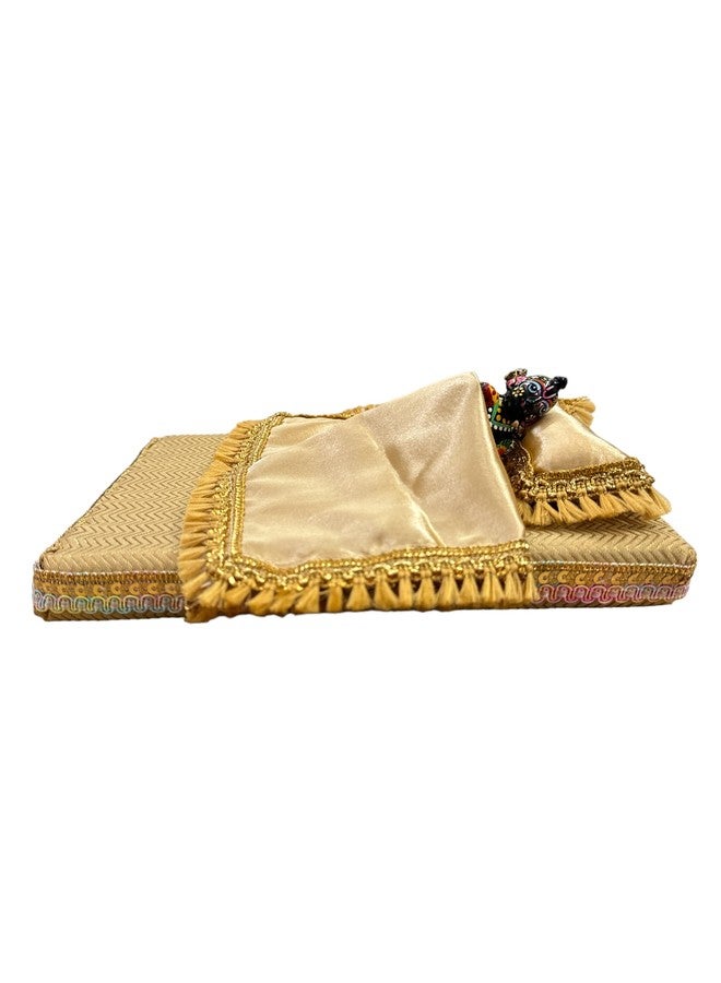 PETALUMA طقم Thakur Ji Bister فائق النعومة من PETALUMA مع سرير Gaddi مصنوع يدويًا، مكتمل مع وسادة وملاءة غطاء. طقم مفروشات Kanha Ji يمكن استخدامه للأطفال من 0 إلى 5 سنوات بدون مقاس Laddu Gopal ji Singhasan. (الذهب الشامبانيا) - Image 1