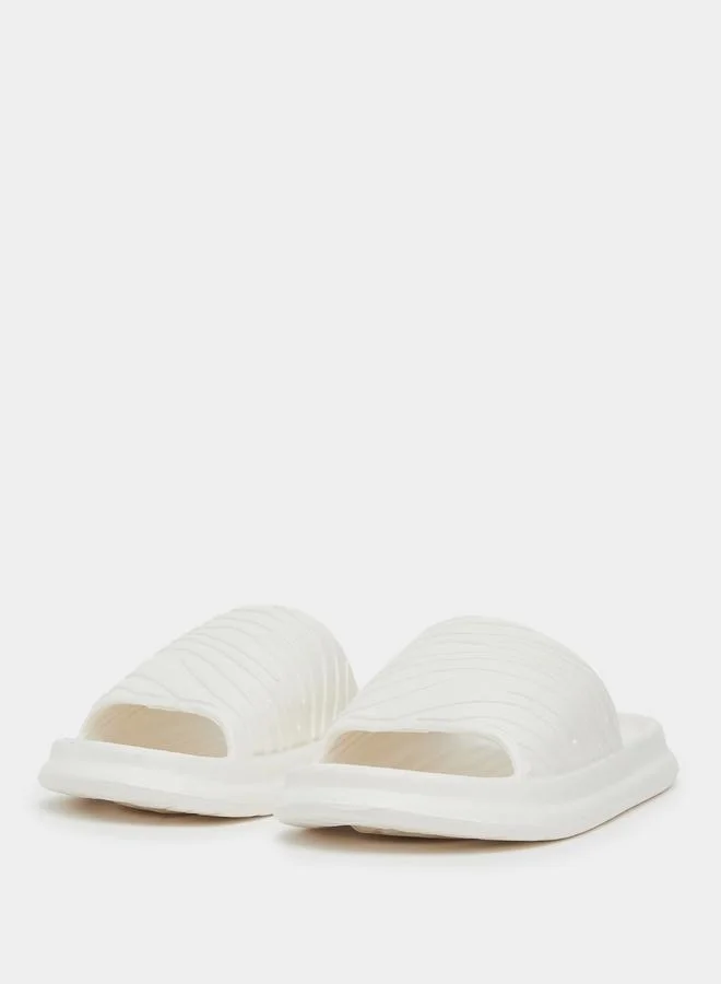 ستايلي شبشب بتفاصيل بارزة الملمس