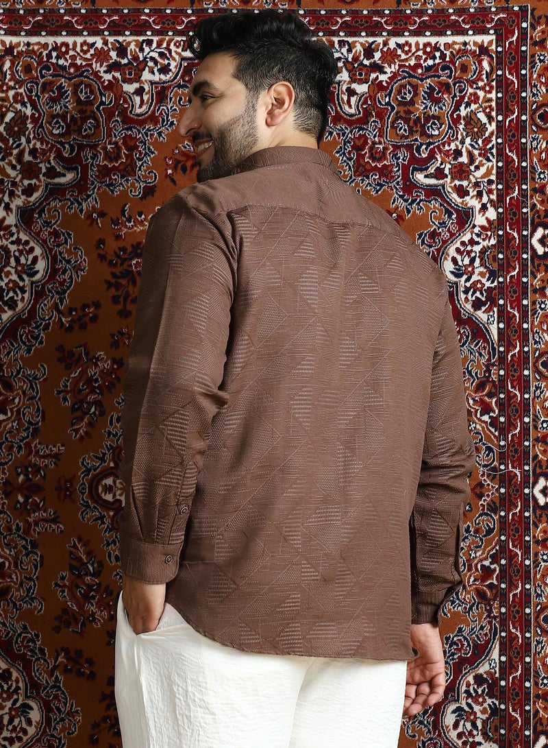 انستافاب بلس قميص رجالي بني شوكولاتة بنسيج متداخل مقاس بلس للملابس الكاجوال بياقة ممتدة وأكمام طويلة بأزرار - Image 5