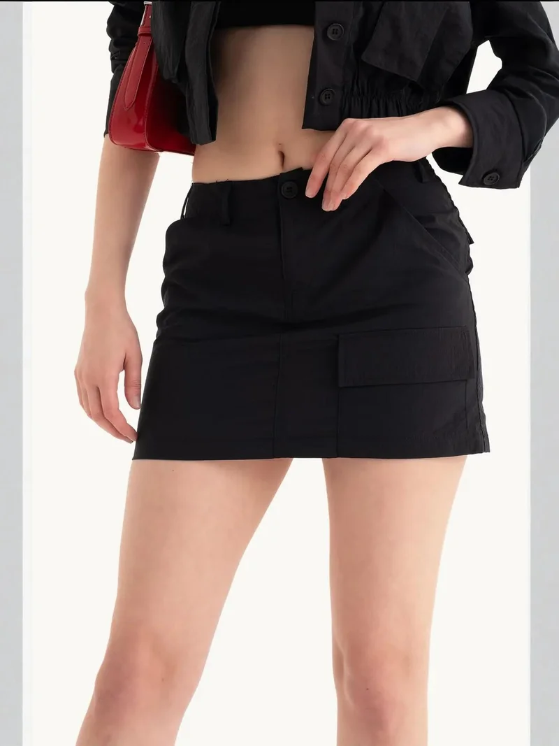 زوبعة تنورة قصيرة بخصر عالٍ بتفاصيل جيب