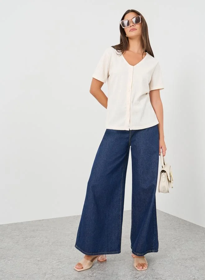 ستايلي بلوزة بأزرار أمامية وياقة على شكل حرف  بنقشة ستايلي