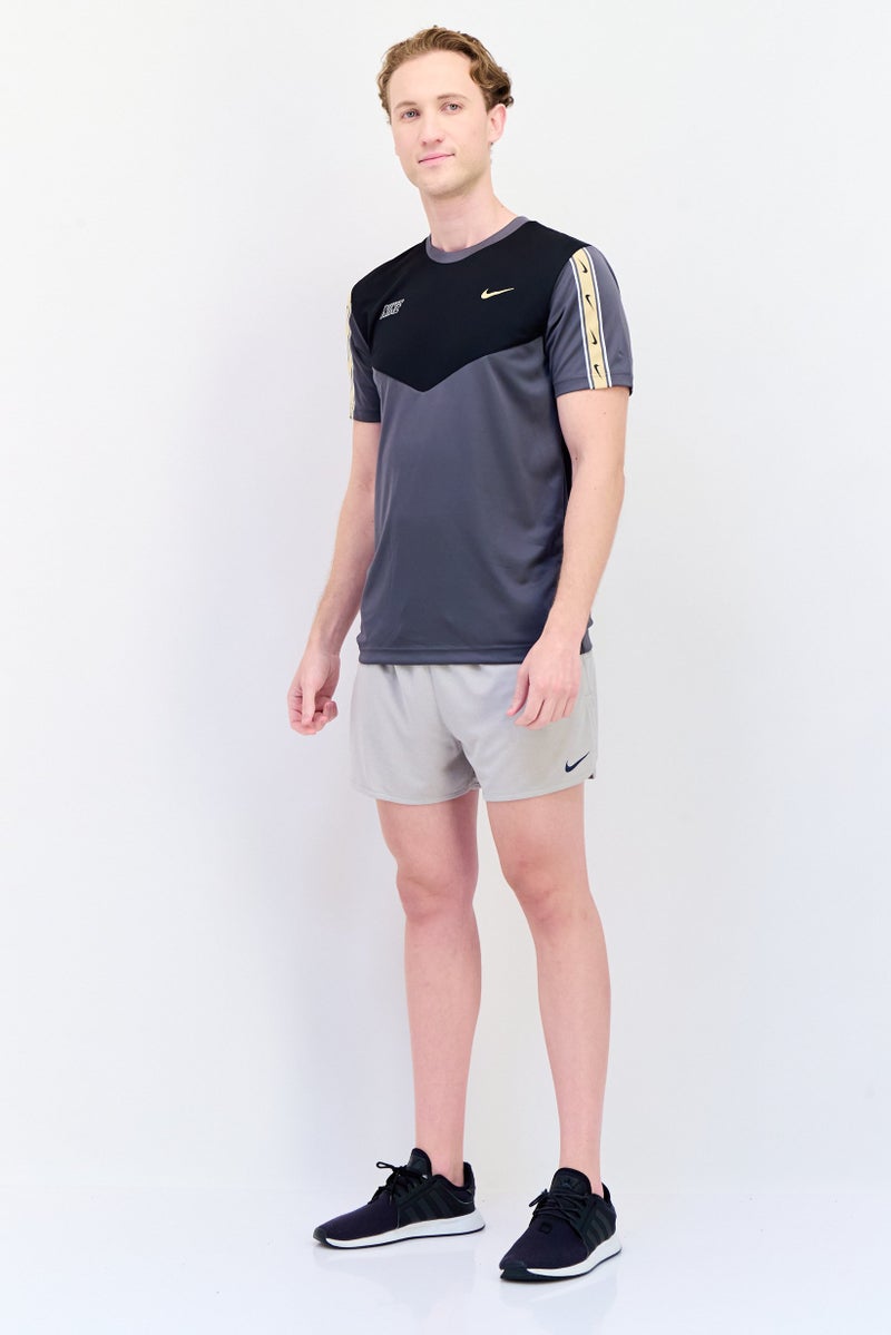 Nike شورت تدريب للرجال بتقنية دري فيت مع حبل سحب، رمادي فاتح - Image 4