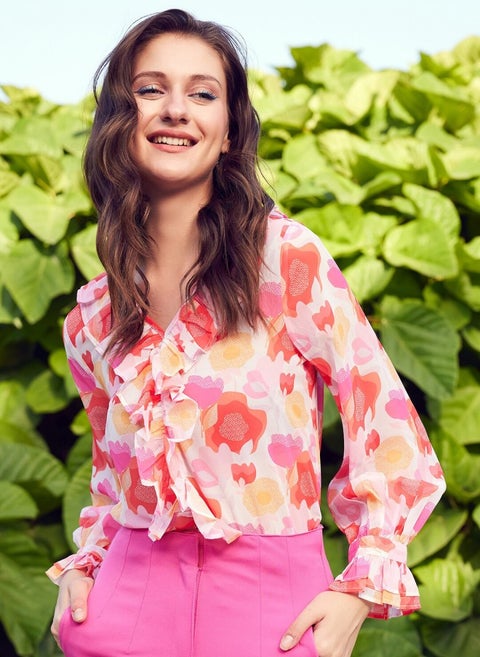 بلوزة نسائية برقبة على شكل  بطبعات وردية مجردة وكشكشة