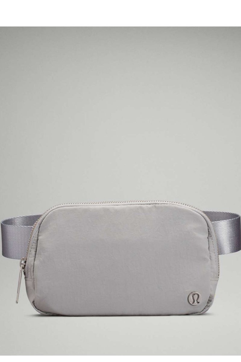 لولوليمون حقيبة حزام في كل مكان، حقيبة بطن صغيرة الحجم ومريحة مع جيوب بسحّاب، وجيب خارجي سهل الوصول إليه، وجيب داخلي للأساسيات للتخزين أثناء التنقل، باللون الرمادي. - Image 1
