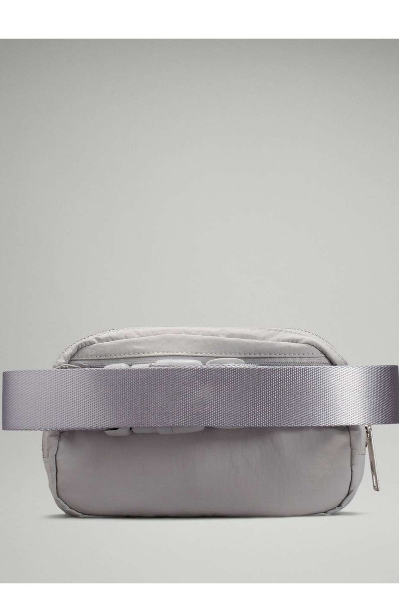 لولوليمون حقيبة حزام في كل مكان، حقيبة بطن صغيرة الحجم ومريحة مع جيوب بسحّاب، وجيب خارجي سهل الوصول إليه، وجيب داخلي للأساسيات للتخزين أثناء التنقل، باللون الرمادي. - Image 5