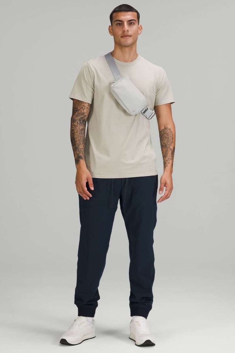 لولوليمون حقيبة حزام في كل مكان، حقيبة بطن صغيرة الحجم ومريحة مع جيوب بسحّاب، وجيب خارجي سهل الوصول إليه، وجيب داخلي للأساسيات للتخزين أثناء التنقل، باللون الرمادي. - Image 2