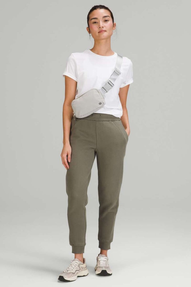 لولوليمون حقيبة حزام في كل مكان، حقيبة بطن صغيرة الحجم ومريحة مع جيوب بسحّاب، وجيب خارجي سهل الوصول إليه، وجيب داخلي للأساسيات للتخزين أثناء التنقل، باللون الرمادي. - Image 3