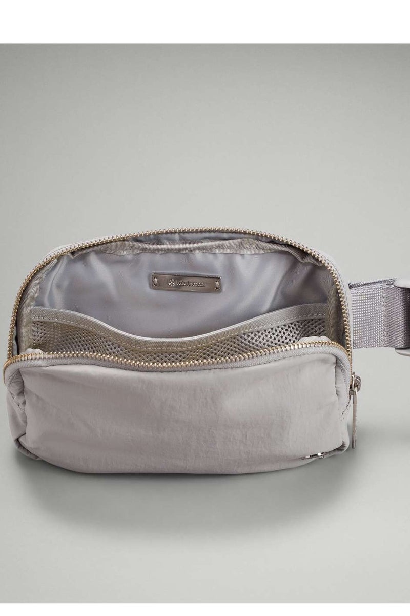 لولوليمون حقيبة حزام في كل مكان، حقيبة بطن صغيرة الحجم ومريحة مع جيوب بسحّاب، وجيب خارجي سهل الوصول إليه، وجيب داخلي للأساسيات للتخزين أثناء التنقل، باللون الرمادي. - Image 4