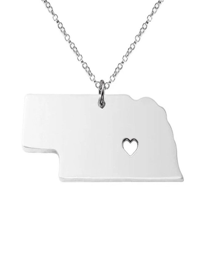 آرت أتاك قلادة "أحب نبراسكا" من الفولاذ المقاوم للصدأ من آرت أتاك، قلادة خريطة قلب ولاية كورنهوسكر (فضية) - Image 1