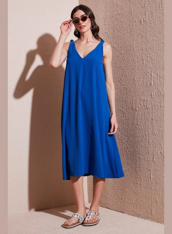 ليلا فستان نسائي أساسي بطول ميدي وياقة على شكل حرف  من ليلا