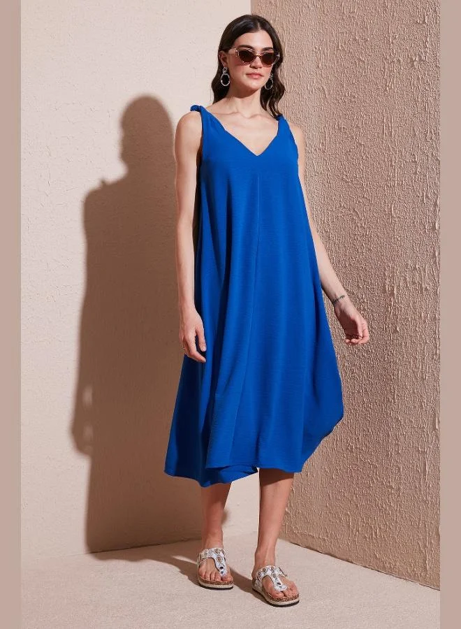 ليلا فستان نسائي أساسي بطول ميدي وياقة على شكل حرف  من ليلا