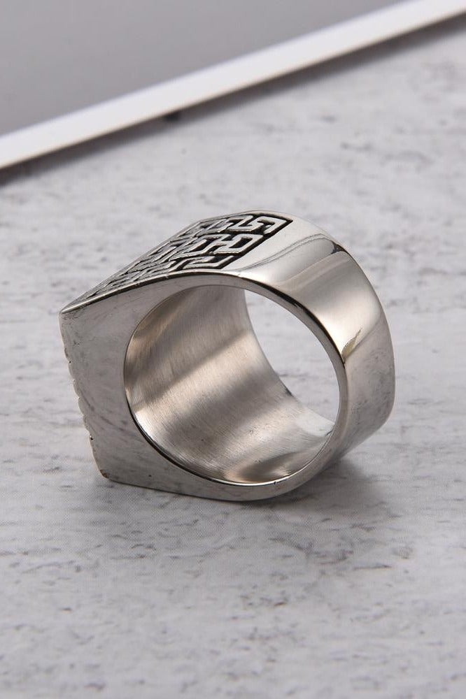 ROMAD Elegant men's ring adorned with a gemstone in a luxurious modern design. - Image 3