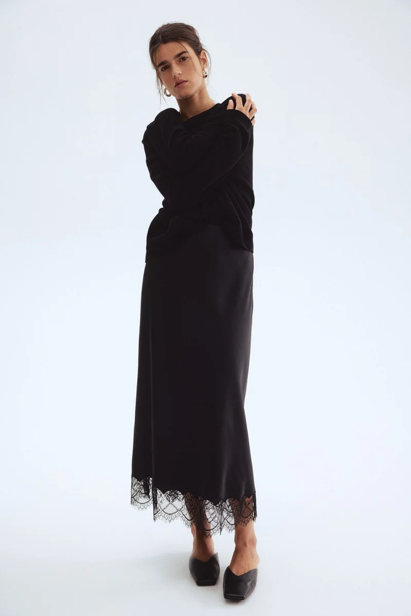 اتش اند ام تنورة ساتان بحواف دانتيل