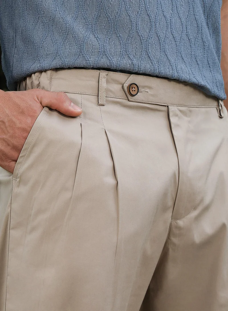 Campus Sutra Campus Sutra Men's Khaki Beige Pleated Straight-Fit Trousers For Casual Wear | Mid-Rise | Straight Fit Fit | Button Closure | Trousers Crafted With Comfort Fit For Everyday Wear