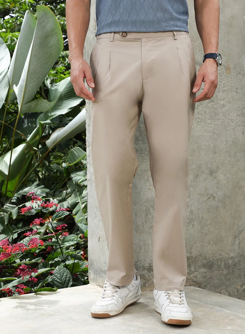 كامبوس سوترا Campus Sutra Men's Khaki Beige Pleated Straight-Fit Trousers For Casual Wear | Mid-Rise | Straight Fit Fit | Button Closure | Trousers Crafted With Comfort Fit For Everyday Wear