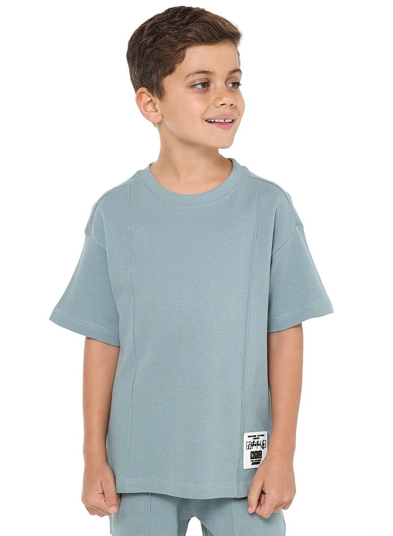 victor and jane Oversized - Boys' Jacquard 2-Piece Set - T-Shirt with Badge Detail and matching Shorts with Pockets