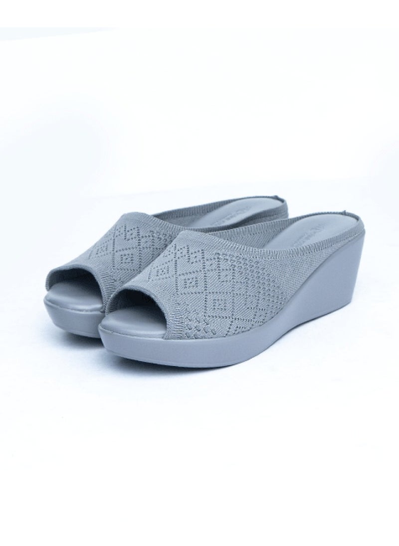 A Grey women's sandal that is easy to wear with a wide heel. - pzsku/Z8DDE919F83A76931340DZ/45/_/1737882913/6c77e692-686e-4a3c-a50f-1d6f9d659a2e