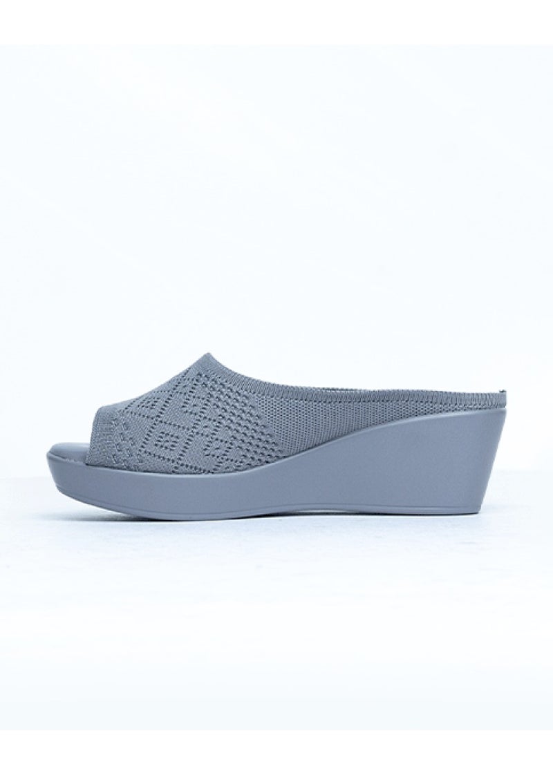 A Grey women's sandal that is easy to wear with a wide heel. - pzsku/Z8DDE919F83A76931340DZ/45/_/1737882934/e3f33979-907f-479a-ad35-2e0d948b0a0e