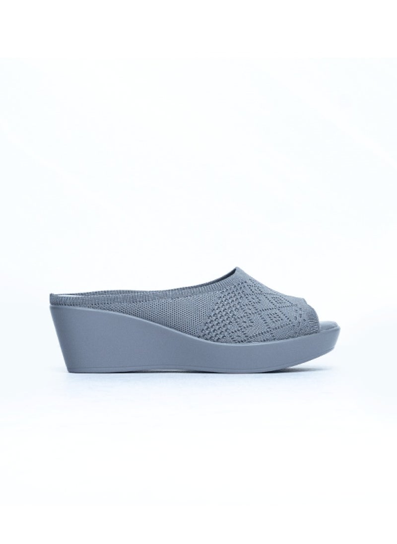 A Grey women's sandal that is easy to wear with a wide heel. - pzsku/Z8DDE919F83A76931340DZ/45/_/1737882944/ff0f8537-bdae-4ab2-9f40-8c43a48cd39f