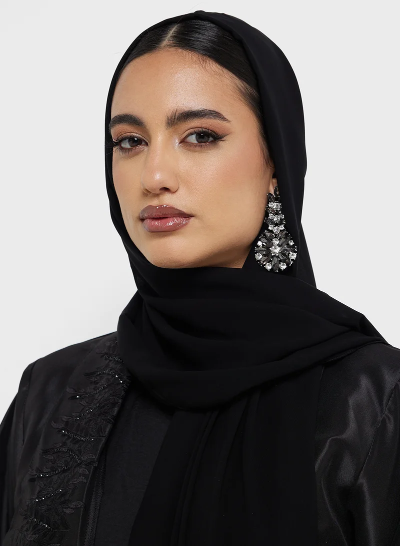 هيا كلوزيت عباية بأكمام واسعة وتفاصيل دانتيل