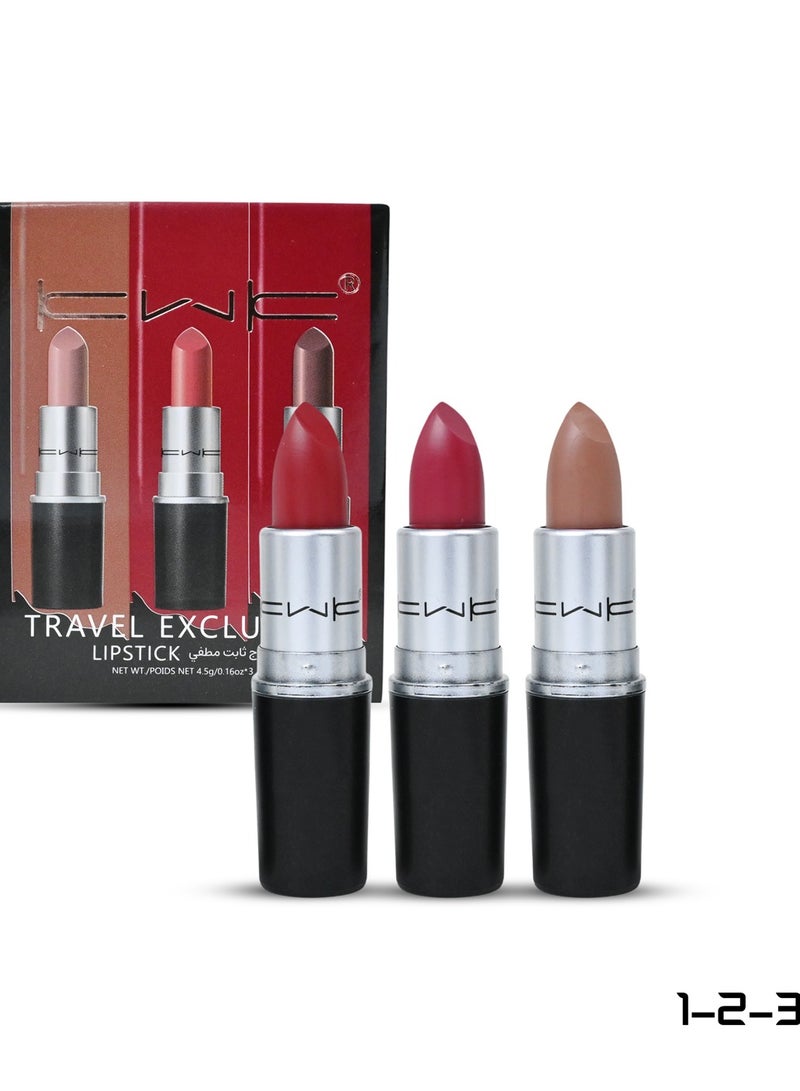 مجموعة من ثلاث أرواج كريمية بتركيبة ناعمة وغنية تمنح الشفاه لونًا مركزًا ولمسة نهائية أنيقة. تنساب بسلاسة على الشفاه، توفّر ترطيبًا يدوم، وتضفي مظهرًا جذابًا يناسب مختلف الإطلالات من النهار إلى الليل