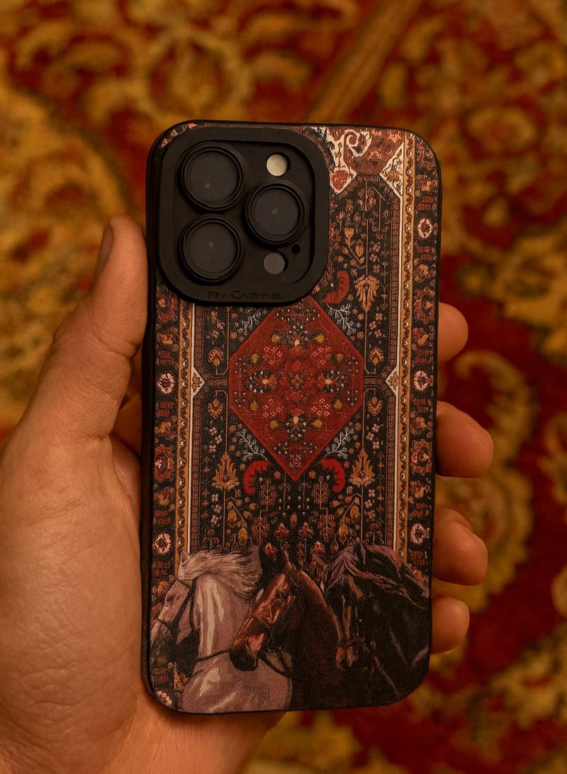 جراب ايفون 16 برو ماكس بتصميم سجادة شرقية مزخرفة بالألوان الداكنة مع رسومات خيول أنيقة – جراب مميز يوفر حماية للهاتف وإطلالة فنية عصرية - Image 2